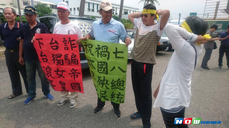 蔡英文總統前往空軍台南基地視察，陳抗者在基地前高喊「蔡英文下台」。（圖／記者楊小慧攝，2017.07.28）