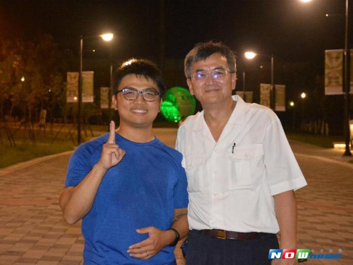 市府交觀處長鄭君健\\(右\\)及承辦科長林靖淳\\(左\\)查驗試燈情形。（圖／記者郭政隆攝，2017.7.27）