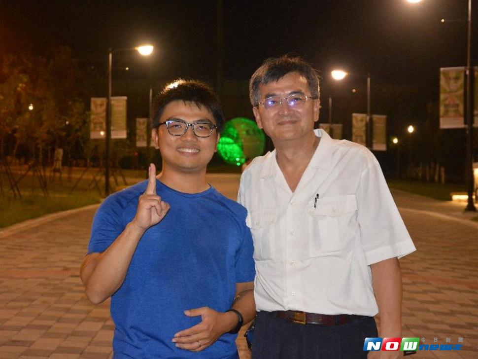 市府交觀處長鄭君健\\(右\\)及承辦科長林靖淳\\(左\\)查驗試燈情形。（圖／記者郭政隆攝，2017.7.27）