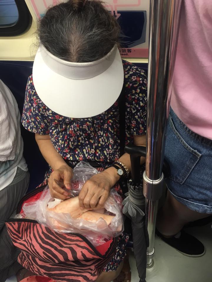 ▲善用通勤時間，她竟在捷運上拔豬毛。（圖／翻攝自爆廢公社）