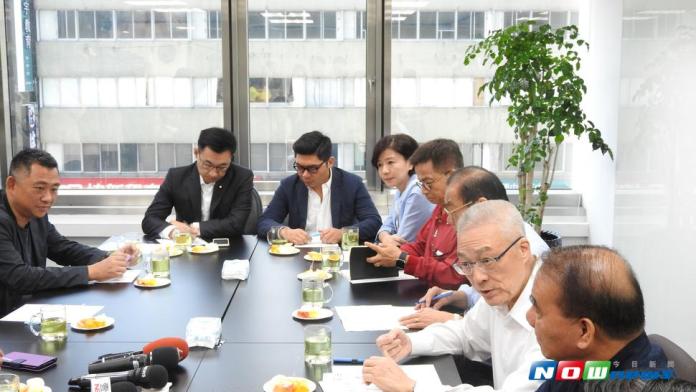 對於鴻海、台塑大手筆投資美國，準國民黨主席吳敦義表示，大企業同時段接連出走，顯示台灣政府做的不夠，才出現「此處不留爺、自有留爺處」的狀態。（圖／記者戴祺修攝,2017.07.28）