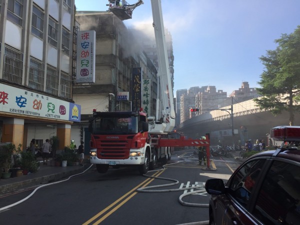 新北市三重區一處民宅，上午7點多傳出火警，有3名住戶受困，其中一名15歲少女昏迷意識不清。（圖／社會中心翻攝）