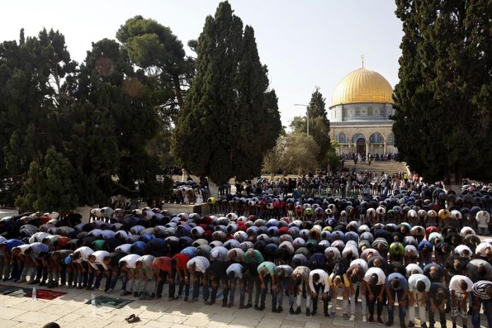 以色列解除聖殿山安全管制後，大批巴勒斯坦人湧入阿克薩清真寺。（圖／達志／美聯社）