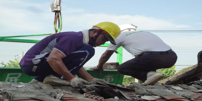 「安定行善團」趕在尼莎颱風侵襲前，至江蔡女士的家為其修繕屋頂。（圖／安定區公所提供， 2017.07.28）