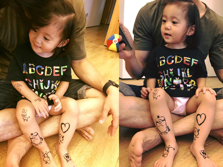 ▲修杰楷趁咘咘睡午覺的時候在她身上畫畫。（合成圖／翻攝自修杰楷臉書，2017.07.27）