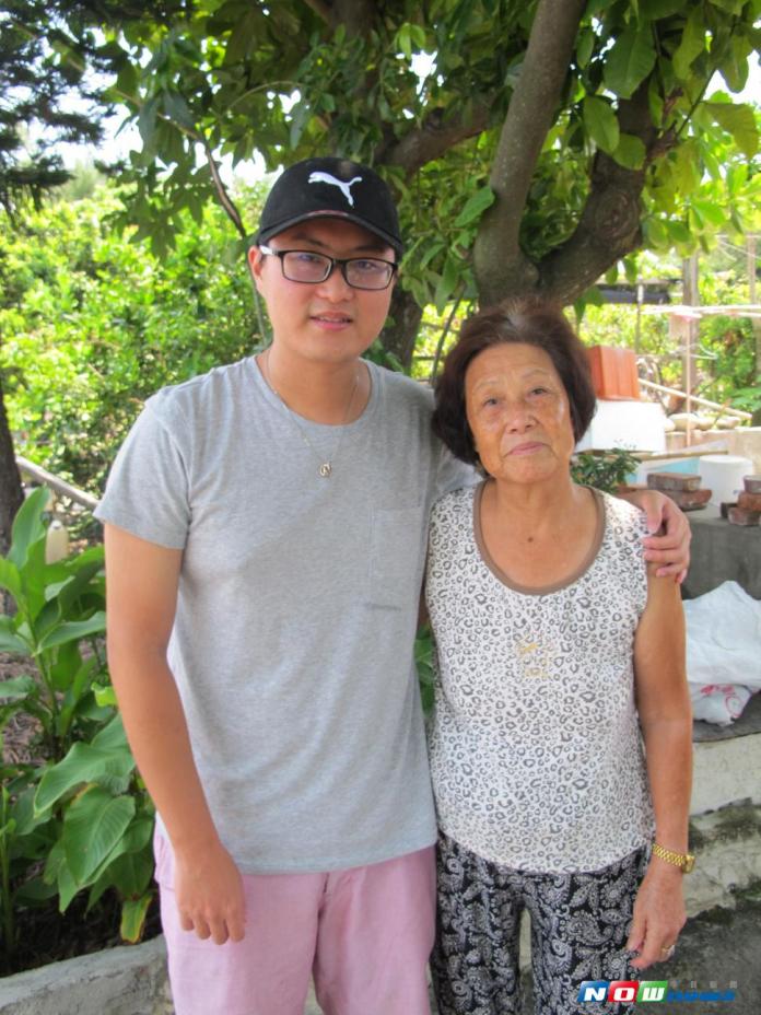 阿嬤獨力照顧阿宏22年，是阿嬤也是他的第二個媽媽。（圖／記者蘇榮泉翻攝，2017.07.27）
