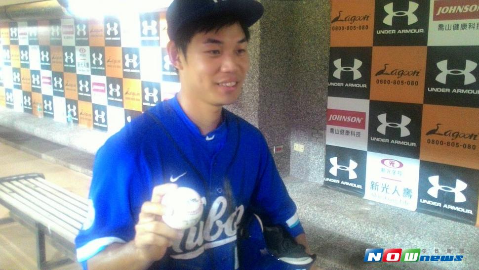 陳品捷和首轟球合影。（圖／黃建霖攝）