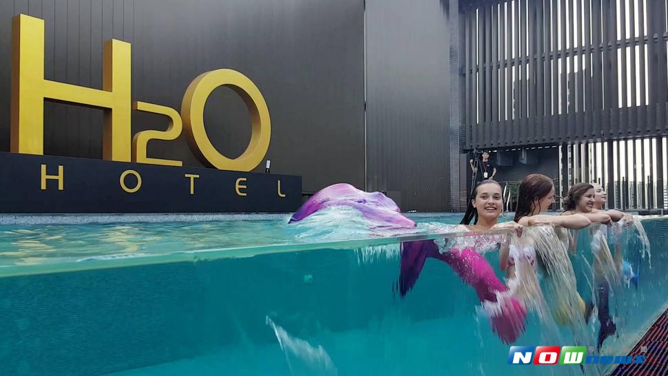 H2O水京棧國際酒店27日開幕時，邀請來四位外籍模特兒扮演美人魚在Ｒ樓夜店的透明泳池展現H2O水京棧國際酒店的時尚感，這是全臺首創的透明泳池。（圖／記者陳佩琪攝 , 2017.07.27）