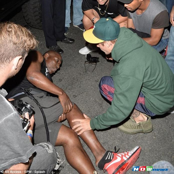 遭撞的攝影師躺在地上，抓著受傷的腿。（圖／翻攝自Daily Mail）