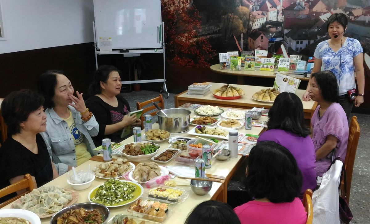 新北市立圖書館五股分館於今（27）日特別舉辦「饗食讀書會」，結合地方的特產「綠竹筍」，將食譜料理搬上桌，大展廚藝、嚐佳餚。（圖／新北市立圖書館提供）