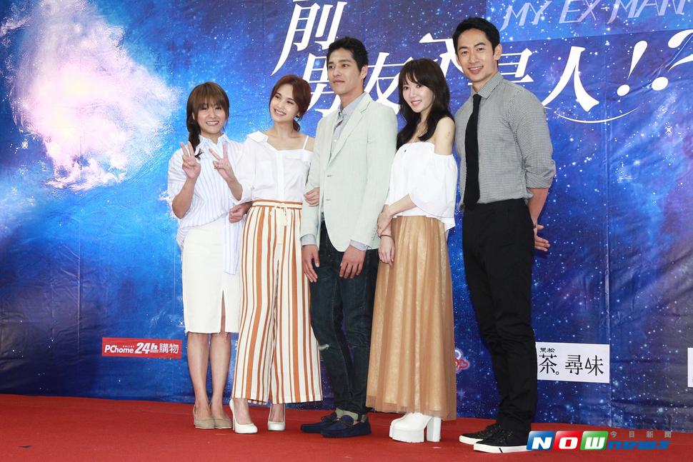 ▲左起海裕芬、楊丞琳、藍正龍、李杏、路斯明，出席《前男友不是人》記者會。（圖／記者葉政勳攝，2017.07.27）