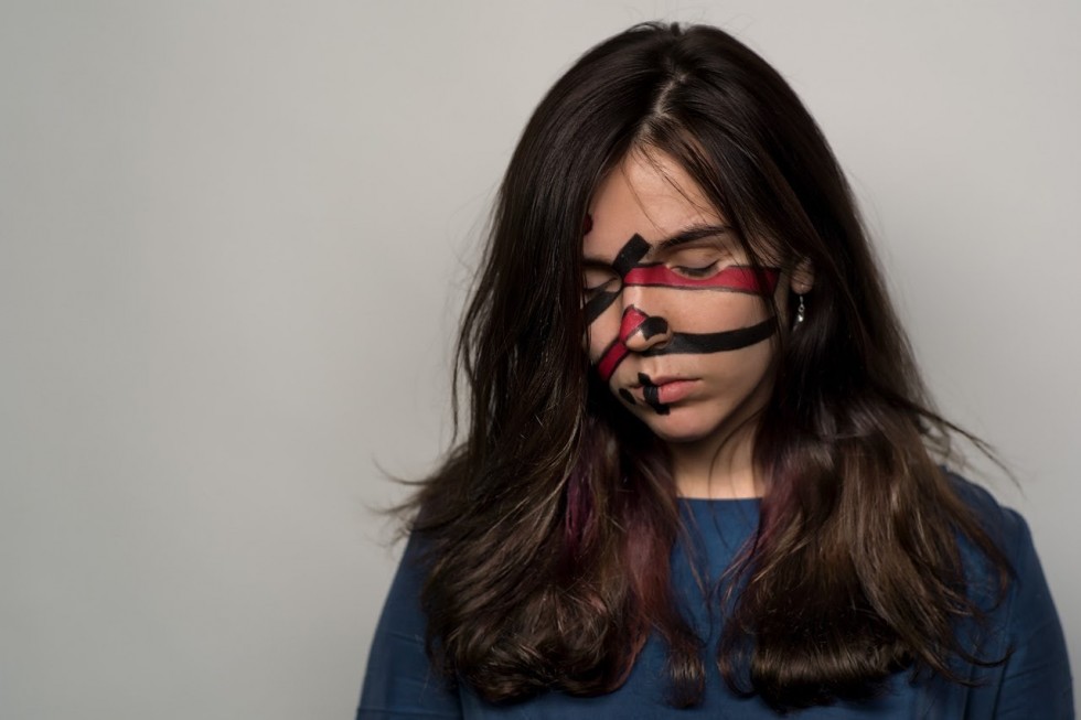 ▲Grigory Bakunov開發一種演算法，畫上特殊妝容，就能防止臉部識別軟體成功識別每個人。 （圖／翻攝自俄羅斯報）