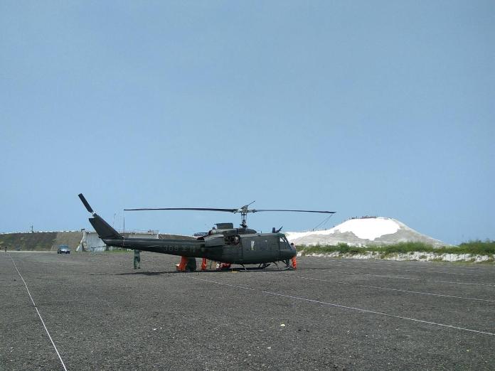 陸軍航特部UH-1H直升機疑似油壓系統故障，27日上午平安降落台南七股停車場。（圖／陸軍司令部提供 , 2017.7.27）