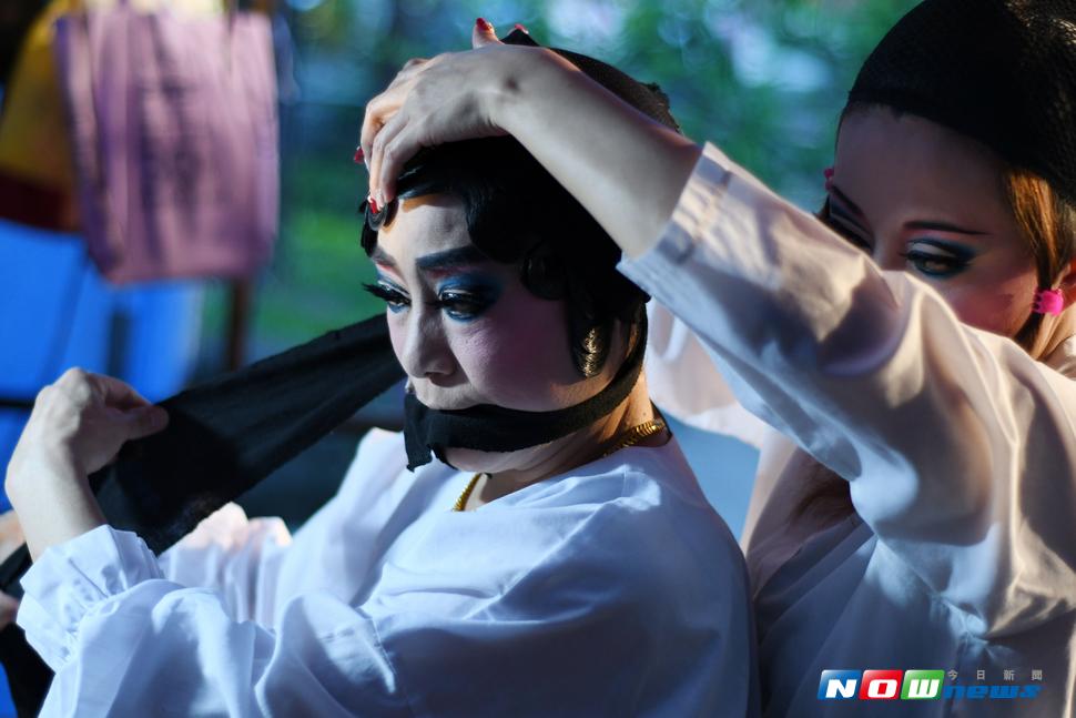 從野台登上國家戲曲殿堂，秀琴的戲曲人生，嚐盡酸甜甘苦，有朝一日更期待走向國際舞台。