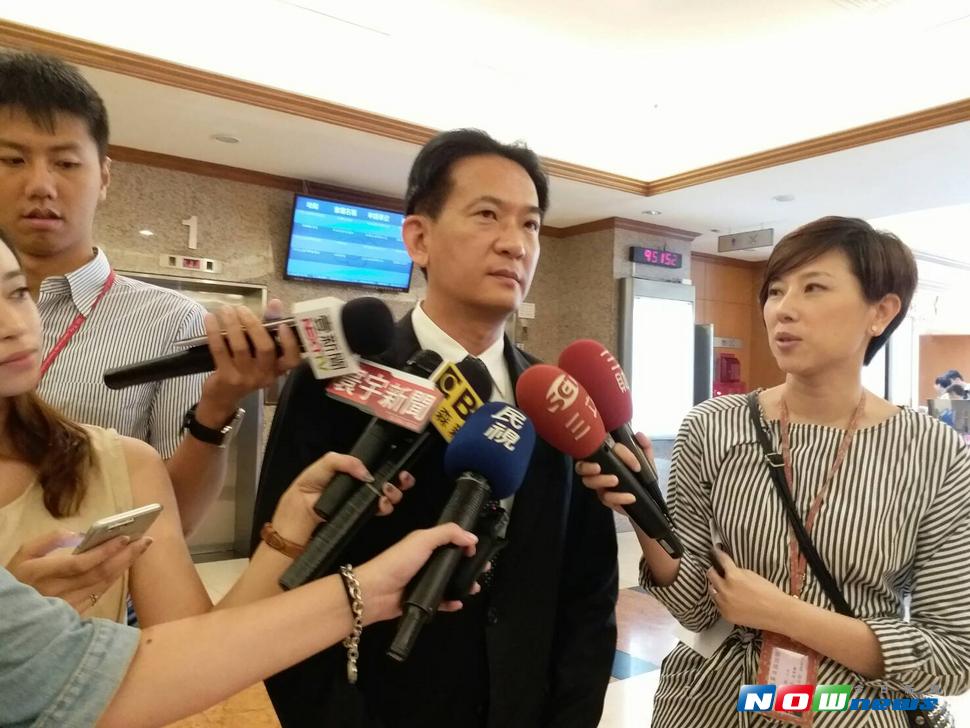 被指控涉貪A官兵加菜金的前基地指揮官梁明德少將，遭起訴後還升官，對此，民進黨立委林俊憲27日表示，一定要嚴辦，否則沒辦法向社會交代。（圖／邱明玉攝 , 2017.7.27）