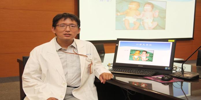 成大醫院小兒部陳東華醫師表示，極度早產兒的黃疸處理需特別小心。（圖／成大醫院提供，2017.07.27）