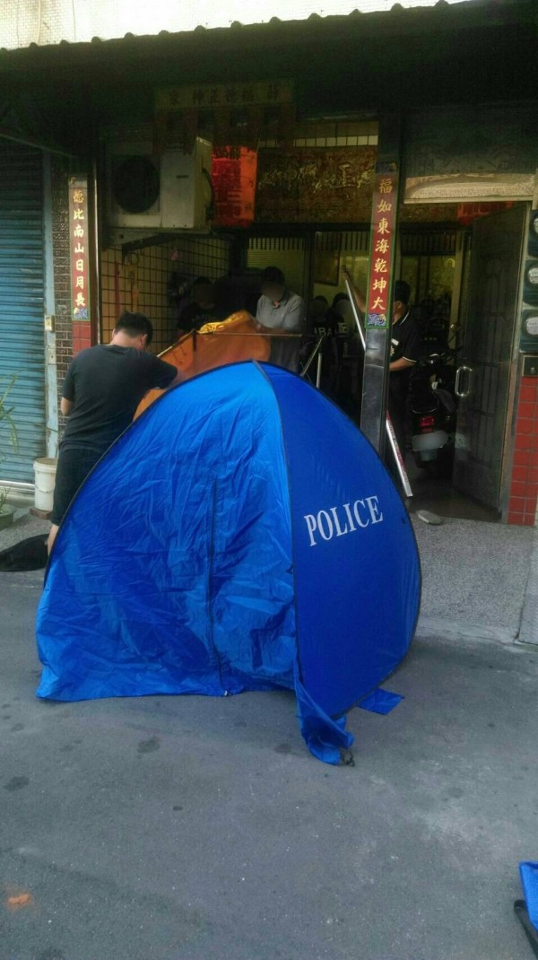 高雄市鳳山區一名婦人清晨疑不慎跌倒，遭自家鐵捲門夾腹致死，警方目前正釐清調查中。（圖／社會中心翻攝）