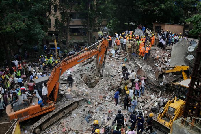 孟買住宅一夜間倒塌，17死11傷。（圖／達志影像／美聯社）