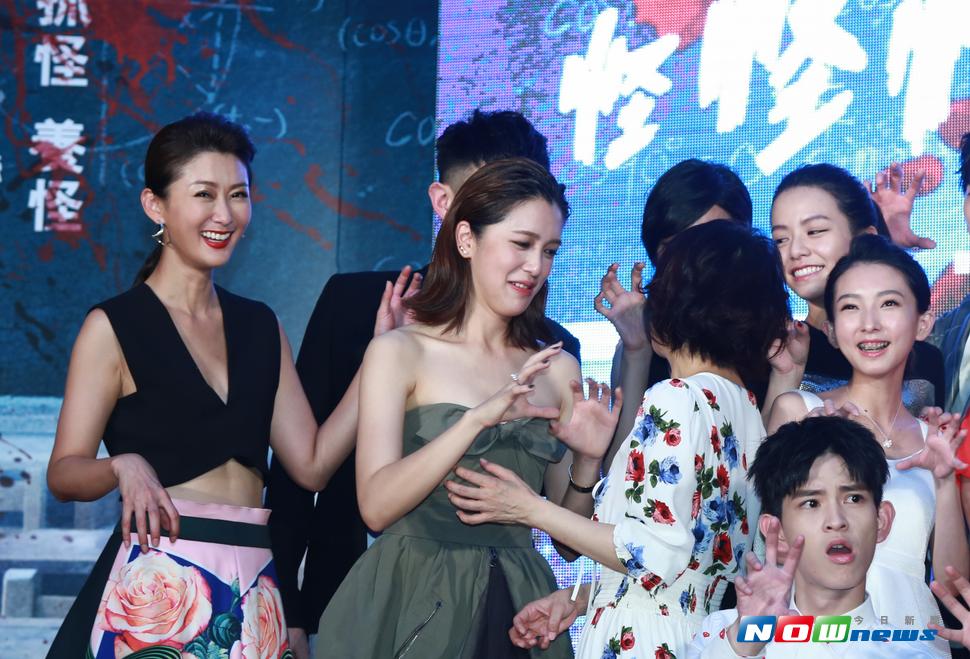 演員劉奕兒出席【報告老師！怪怪怪怪物！】電影首映會，在最後拍大合照時搞怪貌似要抓監製柴智屏。（圖／記者葉政勳攝 , 2017.07.26）