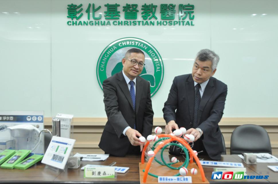 彰基副院長賴健文（圖右）、凱基生醫科技總經理劉慶森（圖左）示意Bio-Kil防疫技術原理及機制。（圖／記者陳雅芳攝，2017.7.26）