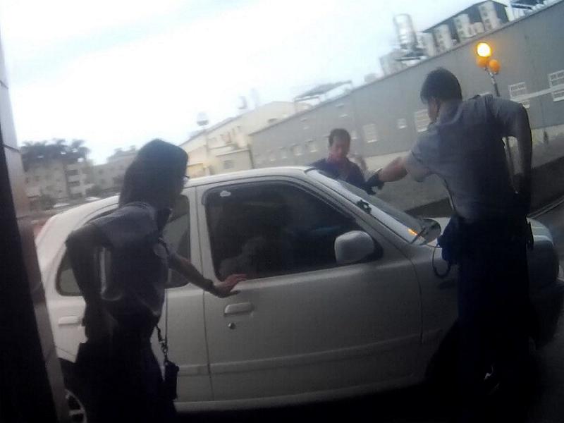 圖說：警方拍窗喝令駕駛開門下車接受盤檢。（圖／記者郭政隆翻拍）