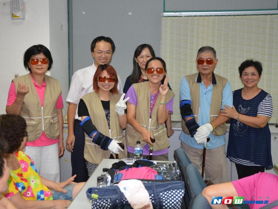 嘉義市西區衛生所辦理「高齡體驗營」，實際體驗老人行動力退化的窘境。（圖／記者郭政隆攝，2017.7.26）