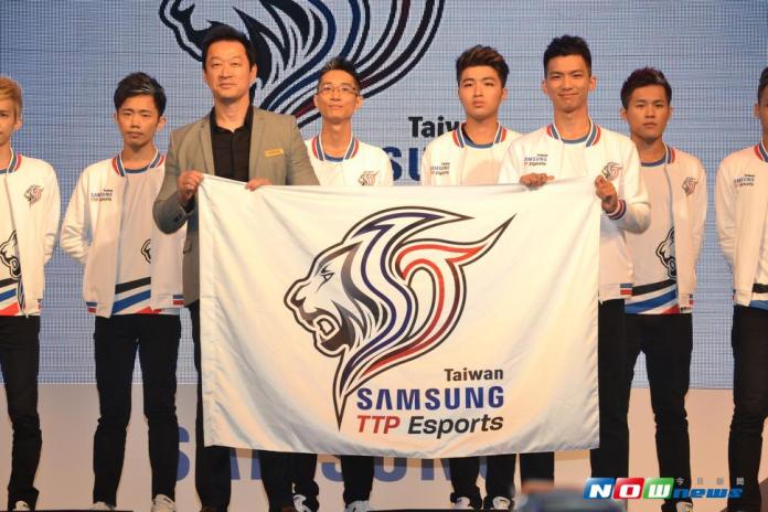 台灣三星電子總經理李載燁授予Samsung TTP Espotrs戰隊代表戰旗。（圖／記者顏大惟攝 , 2017.07.26）