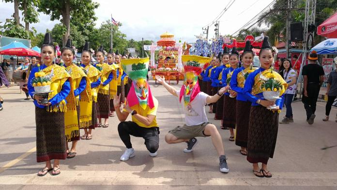 李運慶與張勛傑到泰國東北參與當地慶典。（圖／三立提供, 2017.07.26）