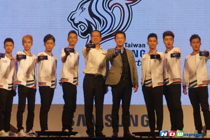 台灣三星總經理李載燁（右四）與行動與資訊事業部副總經理李元榮（左四）共同宣布電競隊伍「Samsung TTP Esports」成立。（圖／記者陳敬哲攝 , 2017.7.26）
