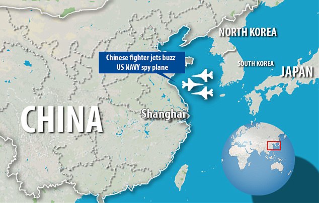 美國在7月23日派遣戰機到中國大陸東海上空進行偵察，遭中方兩架戰機近距離驅趕。（圖／翻攝自DailyMail）