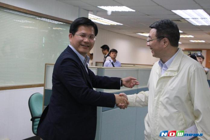 台中市長林佳龍在民進黨中常會前受訪，與其他委員握手致意。（圖／呂晏慈攝 , 2017.07.26）
