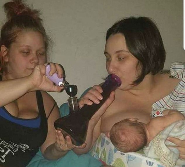 ▲年輕媽媽凱拉一邊餵奶一邊吸大麻。（圖／翻攝自Daily Mail）