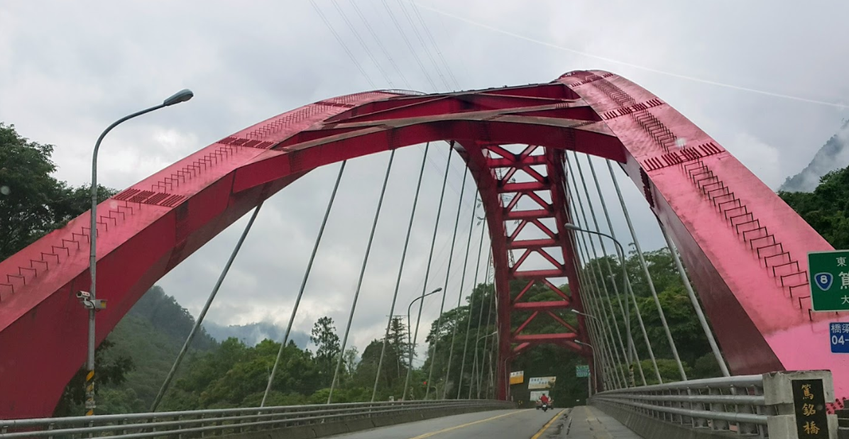 女獨自爬篤銘橋，報警外帶台灣啤酒。（圖／翻攝自google map）