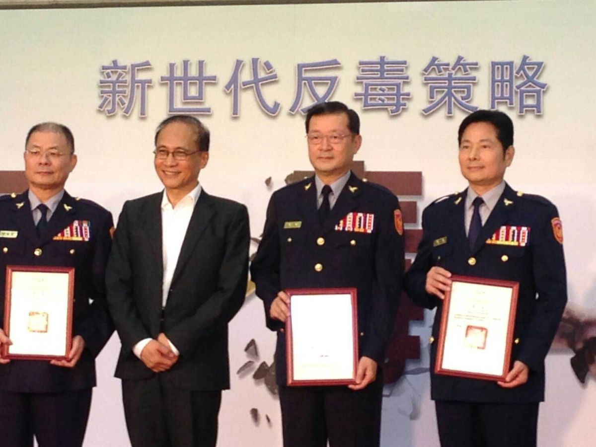 宜蘭縣警察局長詹永茂\\(右\\)接受林全院長表揚。（圖／宜蘭縣警察局提供 , 2017.07.25）