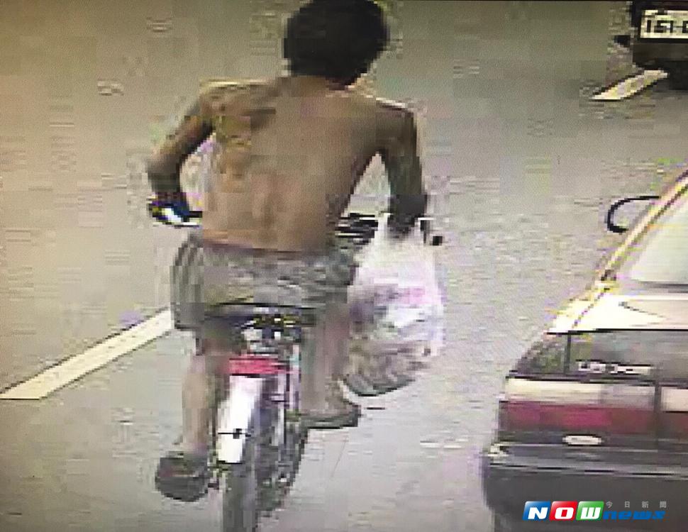 慣竊偷腳踏車全都錄，警方調閱監視器交叉比對，懷疑吳姓男子所為。（圖／記者蘇榮泉翻攝，2017.07.25）