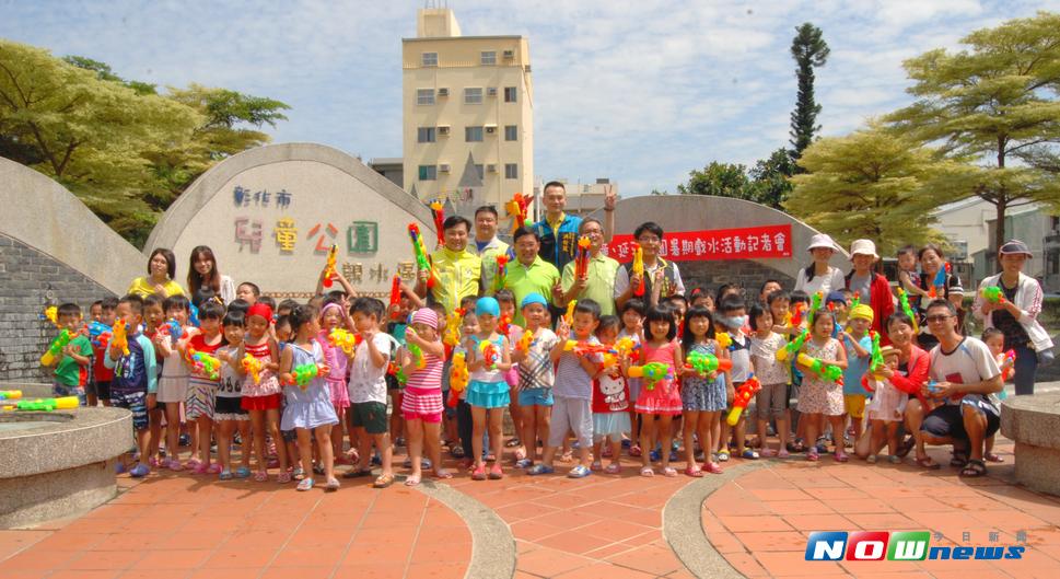 彰化市長邱建富及民代與小朋友拿水槍打水仗，遭到小朋友圍剿，渾身都濕透，現場笑聲不斷。（圖／記者陳雅芳攝，2017.7.25）