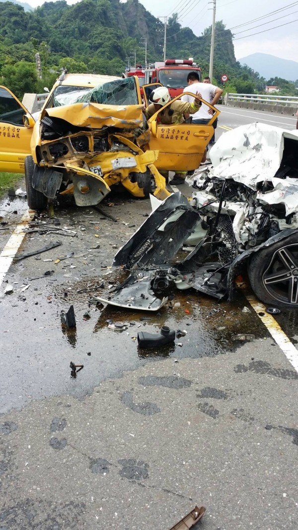 強大的撞擊力道導致兩車車頭嚴重損毀。（圖／社會中心翻攝）