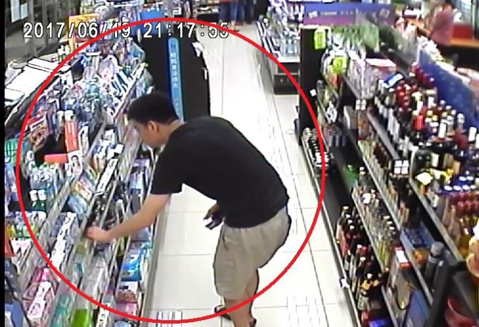 年輕男子在超商佯裝翻倒架上商品，趁機偷1盒保險套。（圖／高市警局提供 , 2017.07.25）