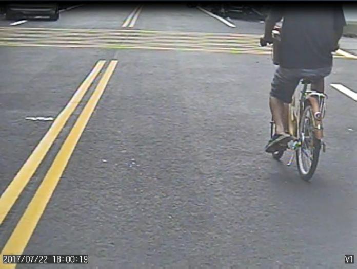 女子腳踏車遭竊報案，警陪同尋找時，正巧發現竊車賊從旁騎過。（圖／竹北分局提供 , 2017.07.25）