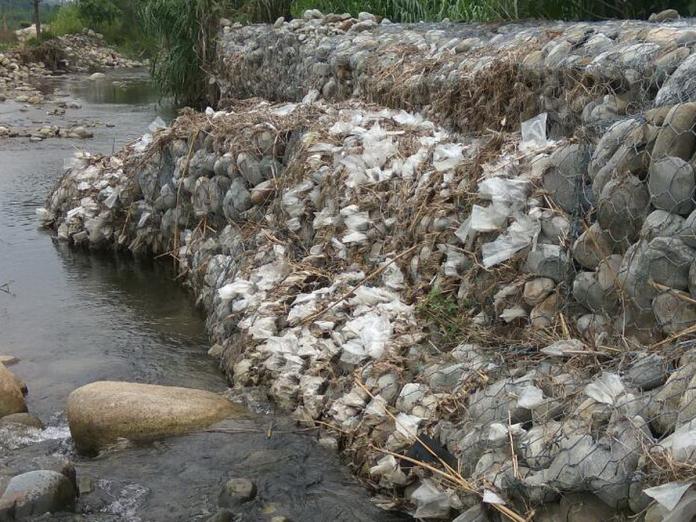 新社區發現業者回收太空包塑膠袋掉入溪中，環保局依廢棄物清理法、水污染防治法處罰鍰並限期改善。〈圖／台中市政府環保局提供〉