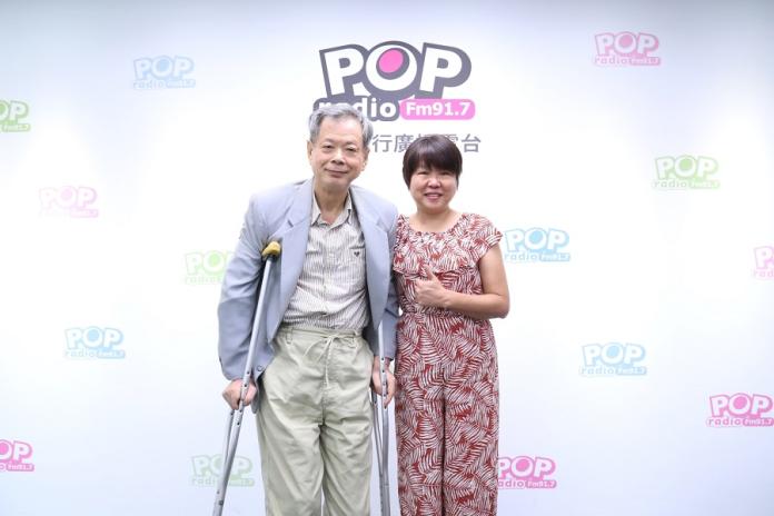 宗教學者江燦騰今（25）日接受《POP搶先爆》主持人黃光芹訪問。（圖／ 台北流行廣播電台提供）