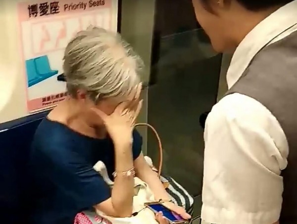 捷運上出現一名老婦人，疑似覺得車廂內冷氣不夠冷，竟然按下緊急鈕呼叫捷運人員，讓整輛列車都為了她停下！（圖／翻攝自爆料公社 , 2017.07.25）
