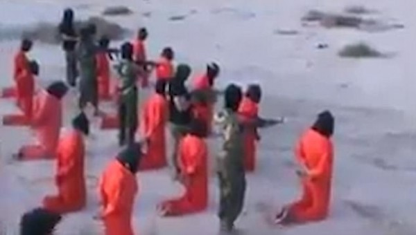 18名IS成員被利比亞國民軍公開處決，畫面十分可怕。（圖／翻攝自臉書）