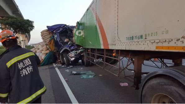 國道一號中壢路段25日清晨發生2台聯結車及1台小貨車連續追撞的意外，造成2死2傷。（圖／社會中心翻攝）