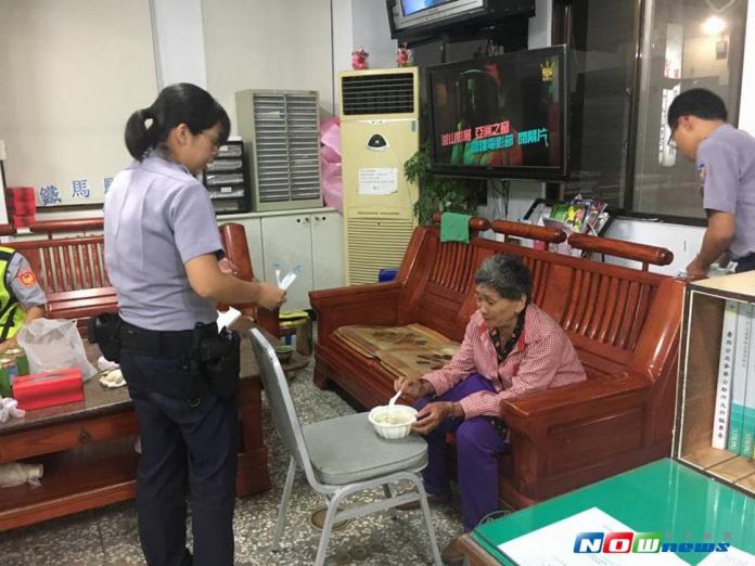女警端熱粥暖心　迷路嬤祝福好姻緣
