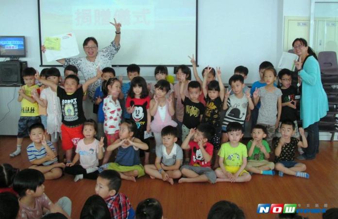 童心幼兒園愛心園遊會捐款儀式，由台灣世界展望會嘉義辦公室專員代表接受愛心捐款。（圖／記者蘇榮泉翻攝，2017.07.24）