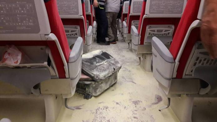 台鐵普悠瑪445次列車傳出旅客行李箱內鋰電池爆炸意外。（圖／翻攝自臉書「fun臺鐵」臉書）