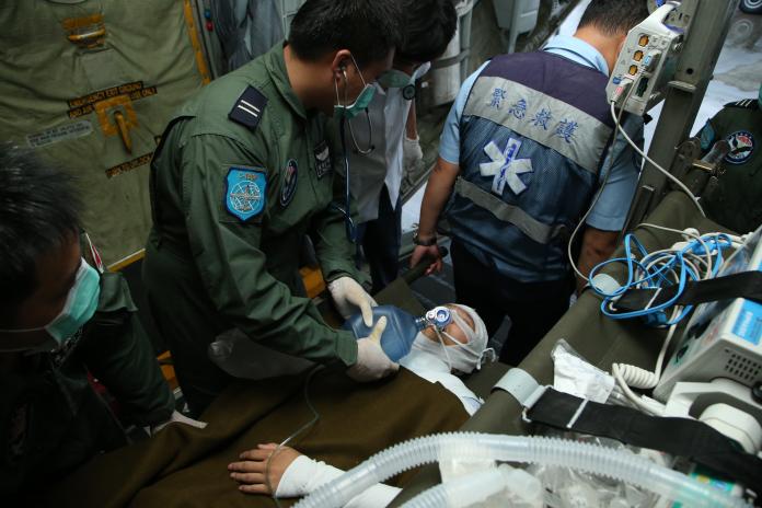 空軍航醫官24日配合海巡署實施醫療後送演練，C-130運輸機模擬載運南沙太平島重傷患，並運用加護維生系統在過程中予以緊急救治。（圖／軍聞社提供 , 2017.7.24）