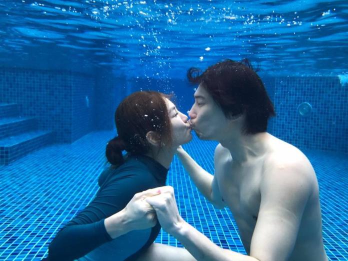 ▲Ella（左）與老公賴斯翔在水中浪漫親吻。（圖／翻攝自臉書，2017.07.24）