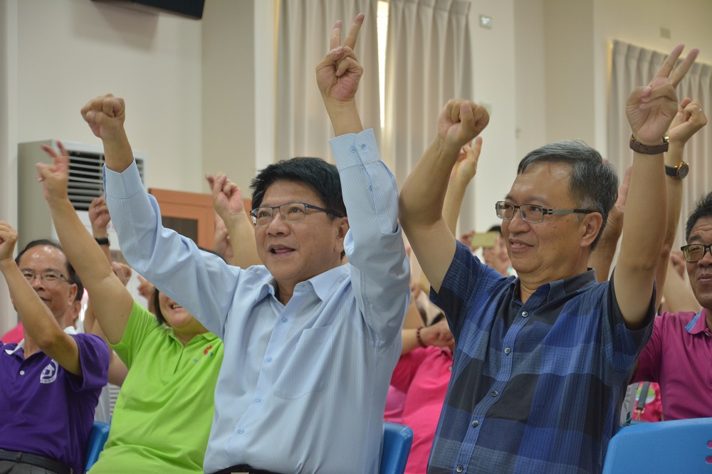 屏東縣長期照護管理中心萬巒分站24日成立，縣長潘孟安親臨現場揭牌並一起帶動跳。（圖／屏東縣政府提供,2017.07.24）